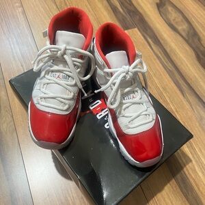 AIR JORDAN 11
Men’s size 7.5